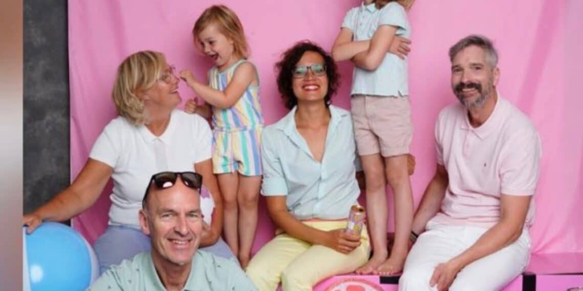 Regenbooggezin legt krans tijdens dodenherdenking: “Toch een bijzonder moment”