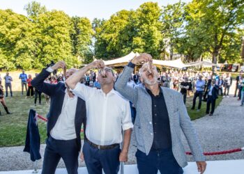 Burgemeester Wienen hapt haring op haringparty, Partij voor de Dieren verrast met ludieke actie