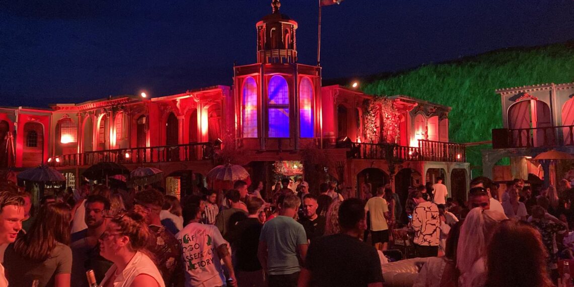 Luister terug: Steef Molenaar, eigenaar strandclub Woodstock: “Geen idee waar al het personeel gebleven is”