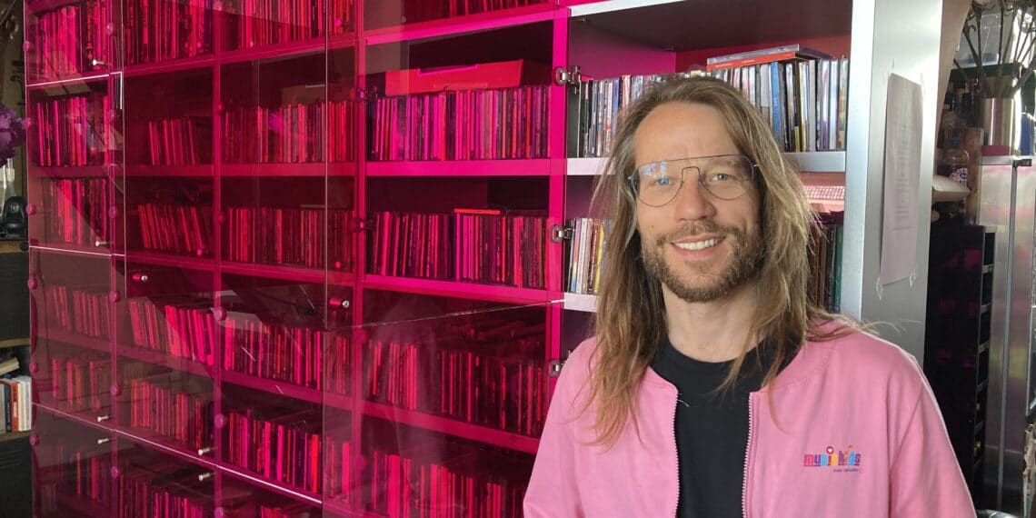 Giel Beelen laat mensen bij hem thuis cd’s uitzoeken: opbrengst voor goed doel