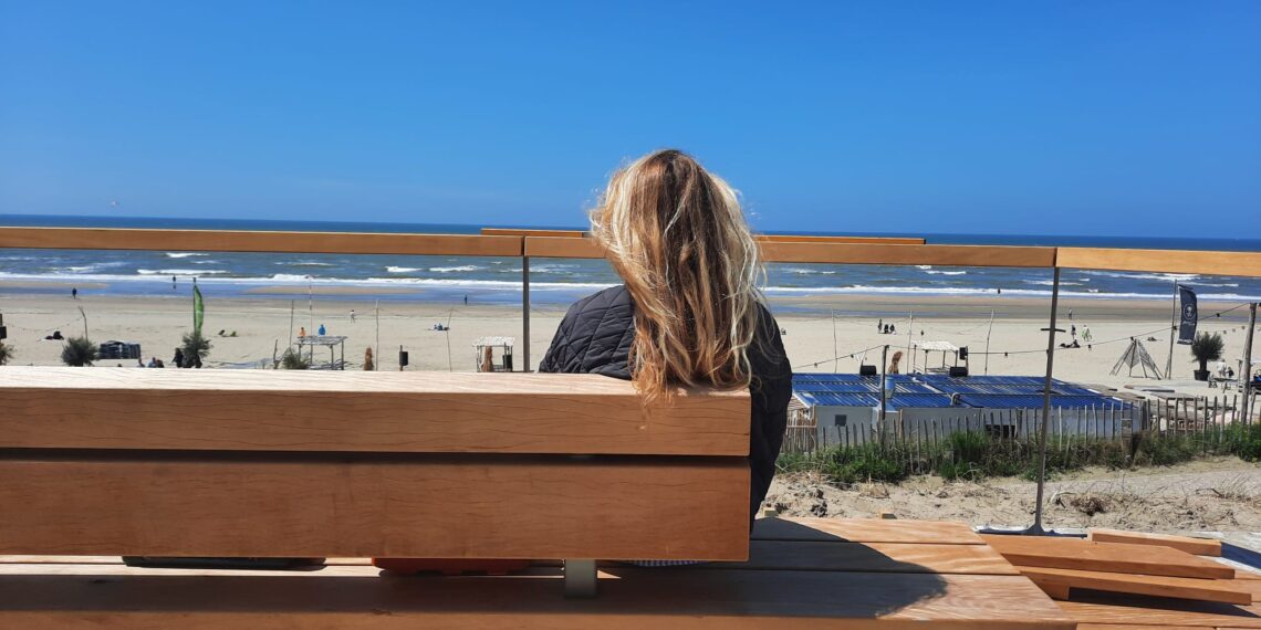 Leuning bij nieuwe bankjes beperkt uitzicht op zee: “Ze hebben de plank misgeslagen”