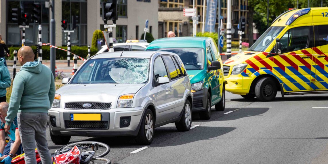 Fietser geschept door auto op Europaweg