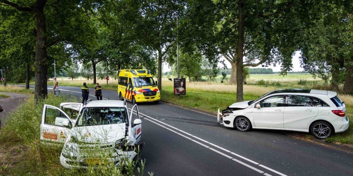 Twee gewonden bij frontale botsing op Vondelweg