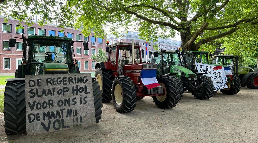 Boeren verzamelen zich voor provinciehuis aan de Dreef