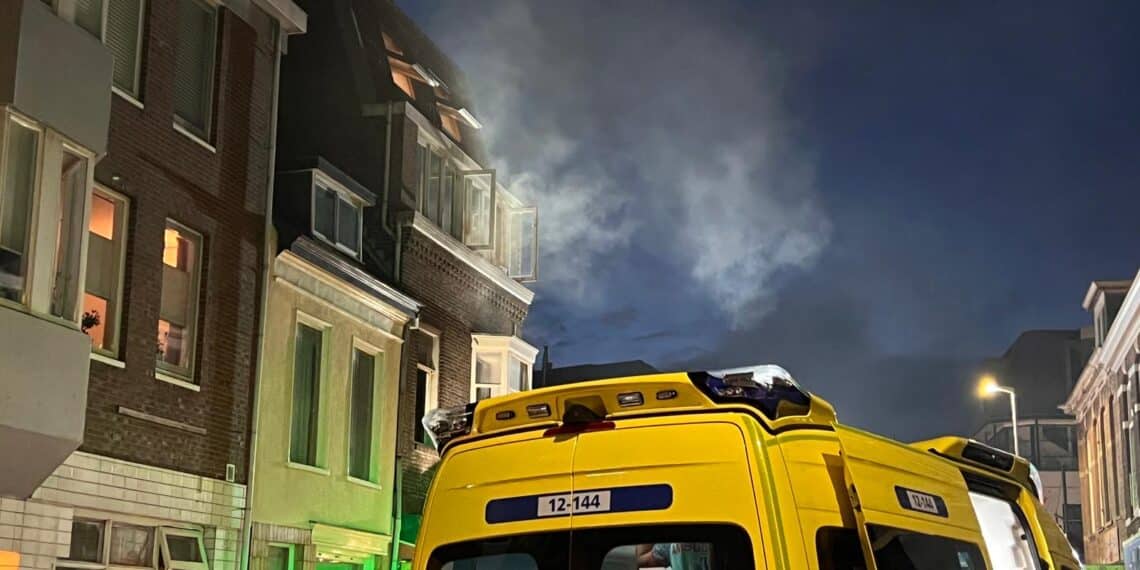 Vrouw en kind uit dakgoot gered bij brand Schoterweg