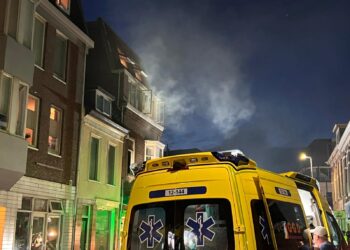 Vrouw en kind uit dakgoot gered bij brand Schoterweg
