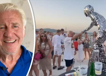 House-opa (90) gaat los op Ibiza: exclusieve feesten, massages én een lege portemonnee