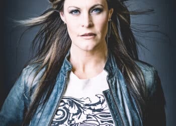 Floor Jansen zingt het volkslied voorafgaand F1-race Zandvoort