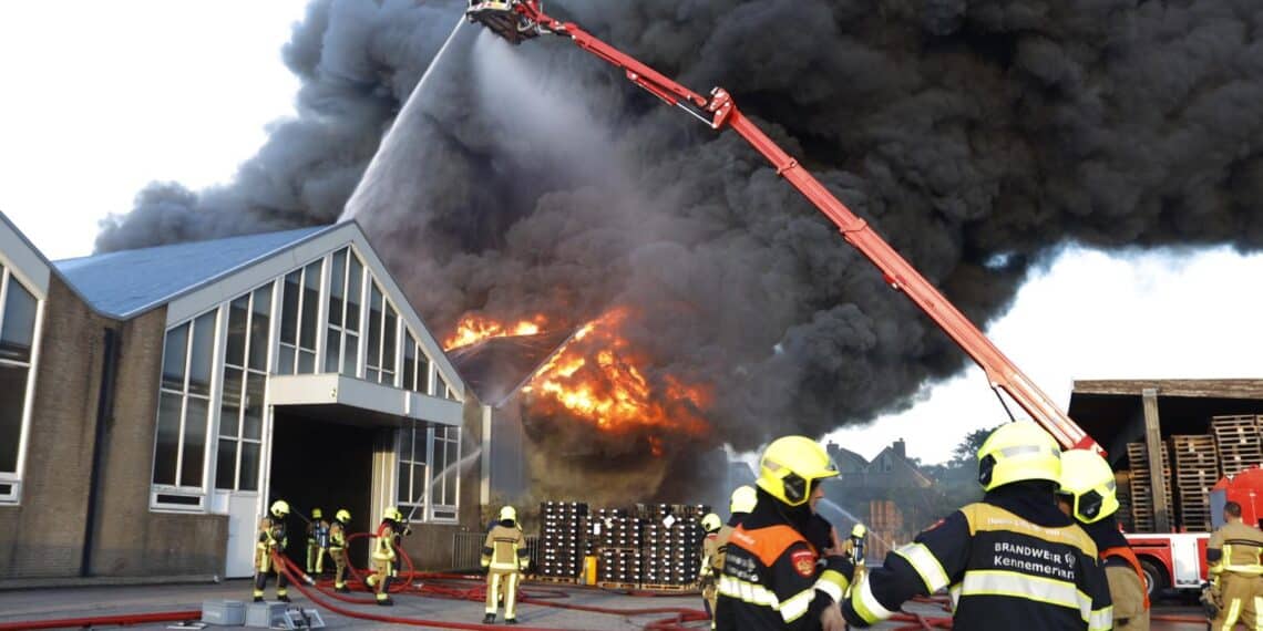 Grote brand in loods Heemstede, advies om ramen en deuren te sluiten