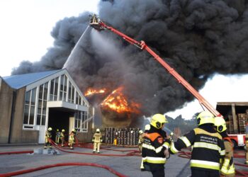 Grote brand in loods Heemstede, advies om ramen en deuren te sluiten