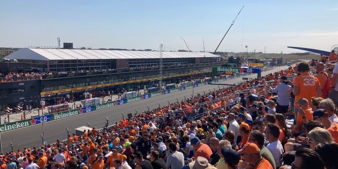 Zandvoort kleurt opnieuw oranje: Verstappen wint wederom in eigen land