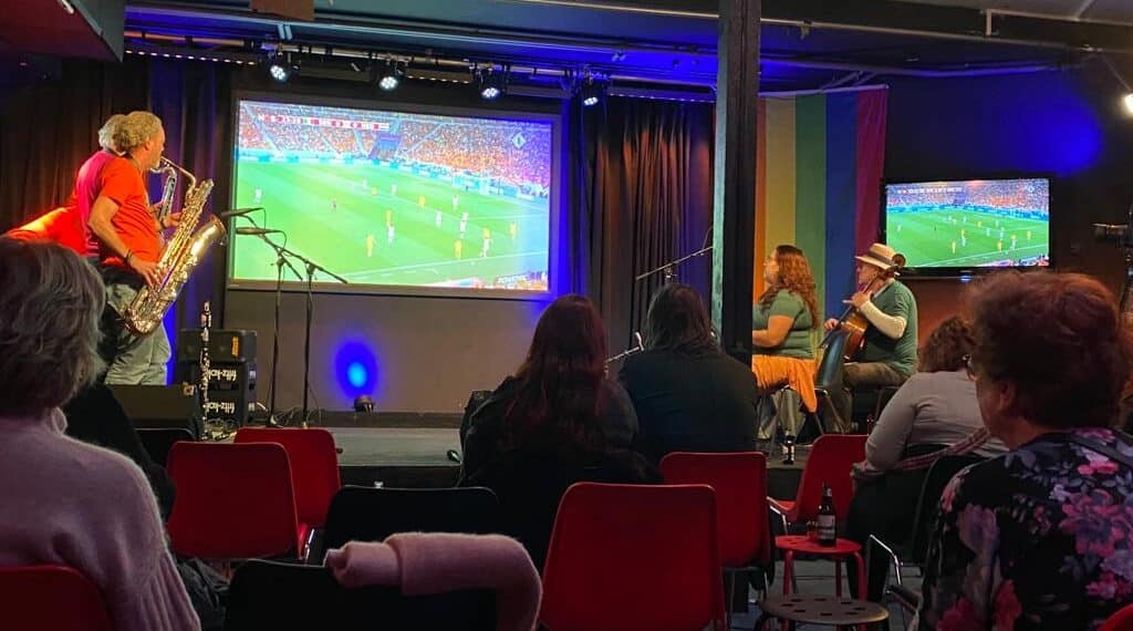 Haarlemmers genieten van muzikale ludieke actie tijdens Oranje “Wij halen geld op voor arbeiders in Qatar“