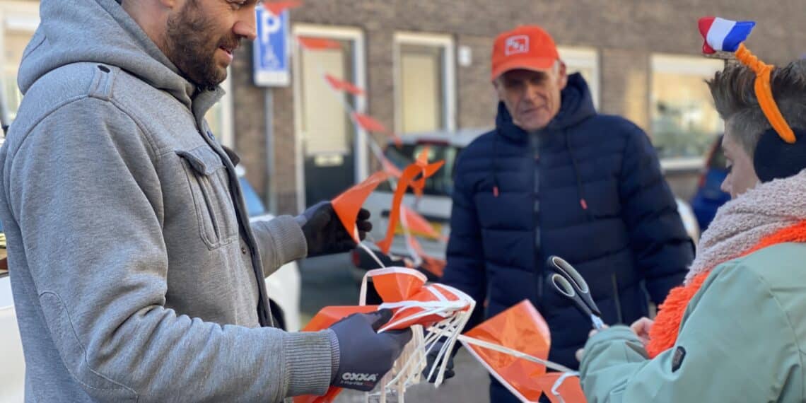 Eén kilometer oranje vlaggetjes: ook dit WK is de Bantamstraat dé Oranjestraat van Haarlem