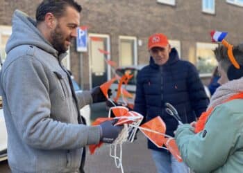 Eén kilometer oranje vlaggetjes: ook dit WK is de Bantamstraat dé Oranjestraat van Haarlem