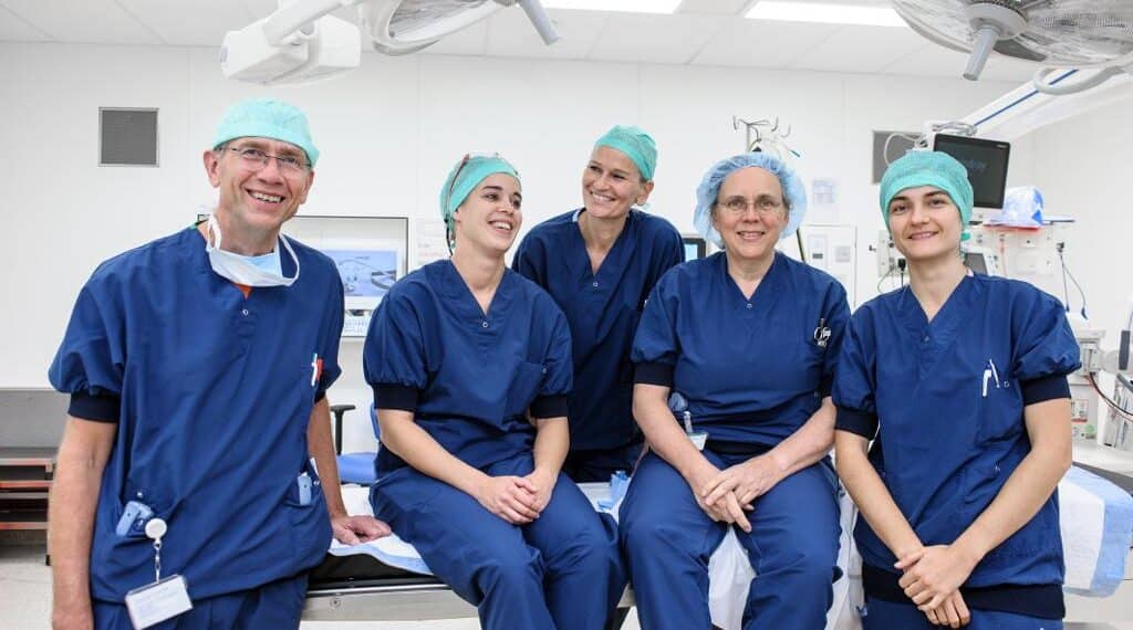 Spaarne Gasthuis gaat opereren in kleding van gerecyclede petflessen: “Het is mooie, functionele kleding en ook nog duurzaam”