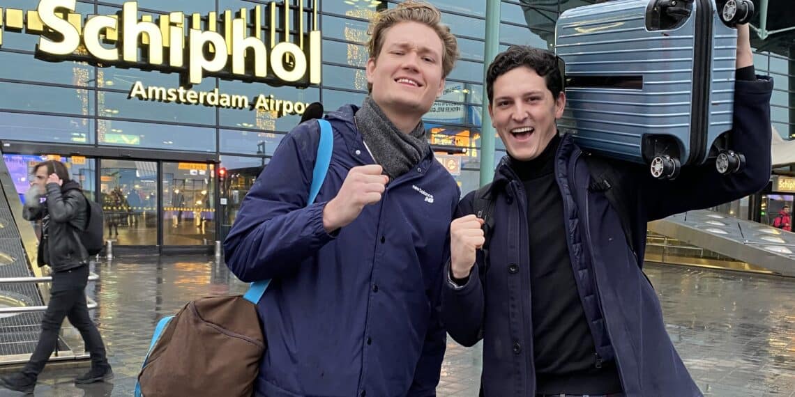 Kai en Sebastian slapen dagen op Schiphol: “Als je geen plek hebt om te wonen moet je creatief worden”