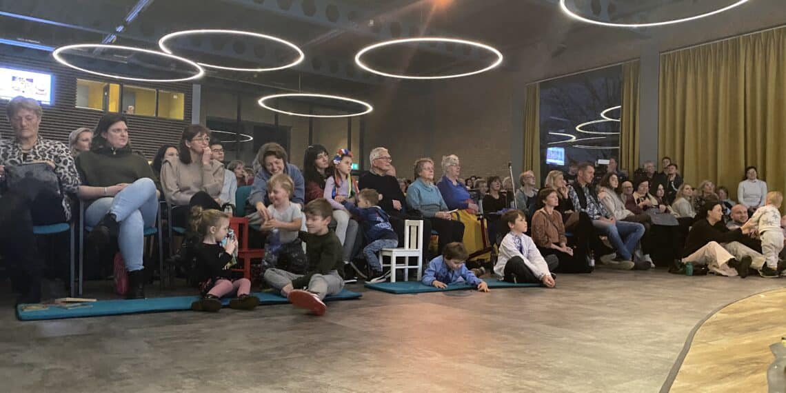 Oekraïners bedanken al zingend Haarlemmers voor hulp in orthodoxe kerstdienst