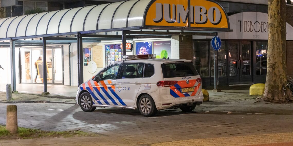 Man neemt kassalade mee uit supermarkt Engelenburg