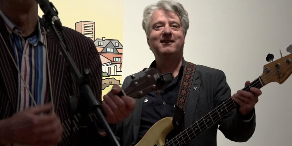 ‘Rockster’ burgemeester van Zandvoort speelt mee met Ampzing genootschap