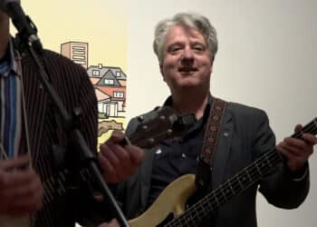 ‘Rockster’ burgemeester van Zandvoort speelt mee met Ampzing genootschap