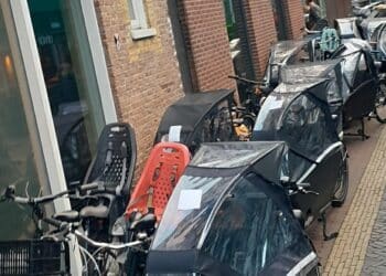 Bakfietsen in Haarlem ‘bekeurd’: “Ze worden wel vaker tegen je raam neergezet”