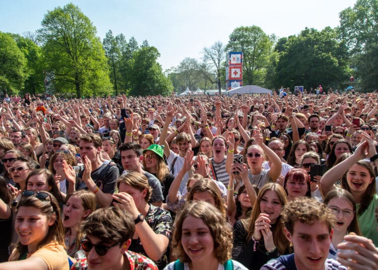 Publiek bij Froukje op Bevrijdingspop 2022 - Haarlem105 / Erwin Bartman