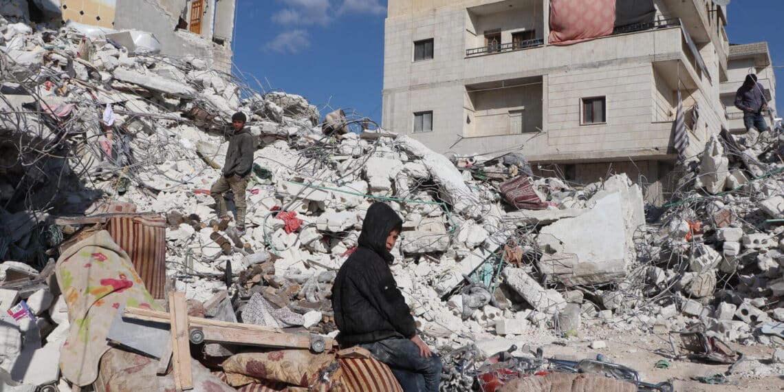 Gevolgen aardbevingen ook voelbaar in Haarlem: “Het is afwachten tot je je familie aan de lijn krijgt”