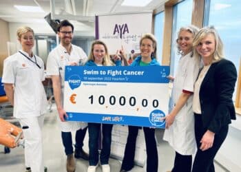 Opbrengst Swim to fight cancer naar onderzoek om patiënten te hypnotiseren