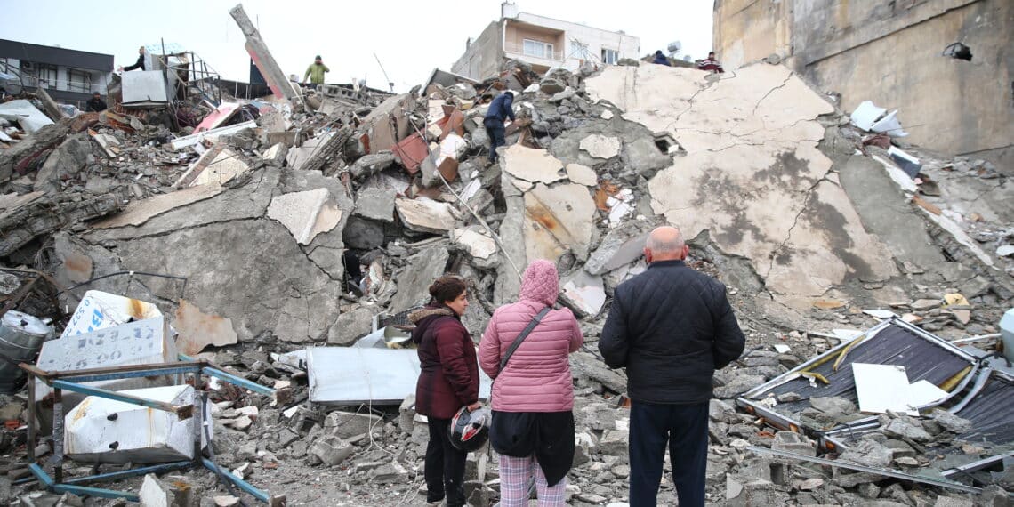Gevolgen aardbevingen ook voelbaar in Haarlem: “Het is afwachten tot je je familie aan de lijn krijgt”