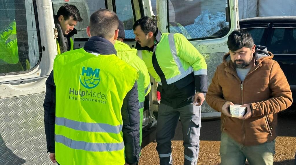 Turks-Nederlandse hulporganisatie werkt met lokaal netwerk om adequate noodhulp te bieden: “Er ligt op sommige plekken meters sneeuw!”