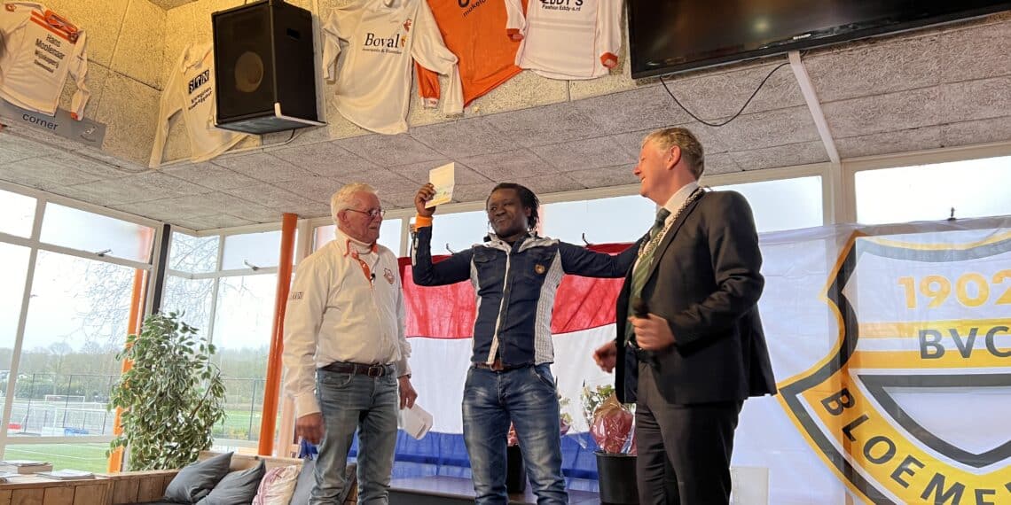 Een voetbalkantine vol emoties: na 24 jaar krijgt de Bloemendaalse Baidy daar zijn Nederlandse paspoort