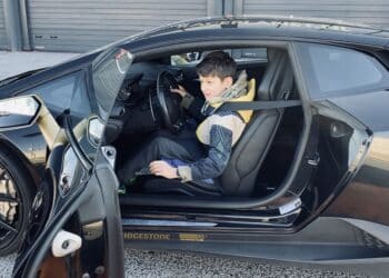 Kinderen stappen zelf in supercars en racen op het circuit: “Ik houd van hard rijden”
