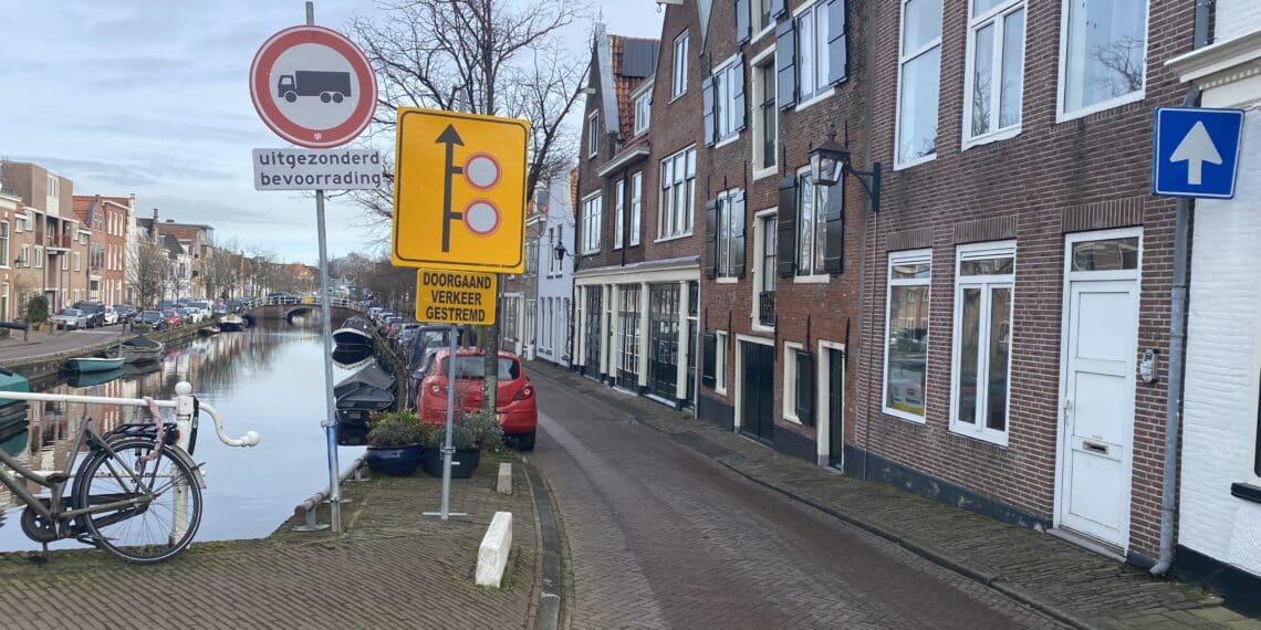 Na klachtenregen plaatst gemeente bord: Doorgaand rijverkeer Burgwal gestremd