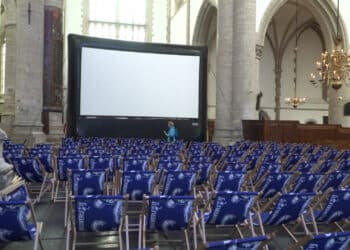 Films kijken in de Grote- of Sint Bavokerk: “Waar wij zondags gaan ‘kerken’, gaan wij nu lekker film kijken”