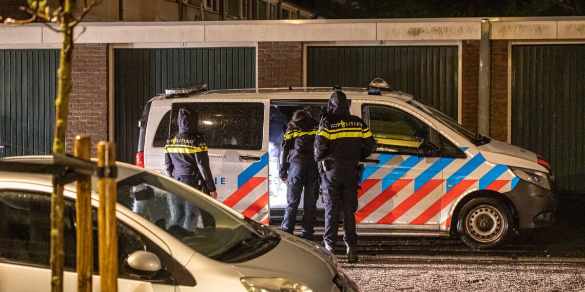 Politiemacht valt woning Schalkwijk binnen, man aangehouden voor mishandeling