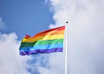 Zuid-Kennemerland hijst regenboogvlag als signaal tegen geweldsdelicten: “Bij ons moet iedereen veilig kunnen sporten, uitgaan en recreëren”