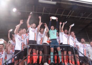 Burgemeester van Heemstede reikt schaal uit aan kampioensploeg HBC