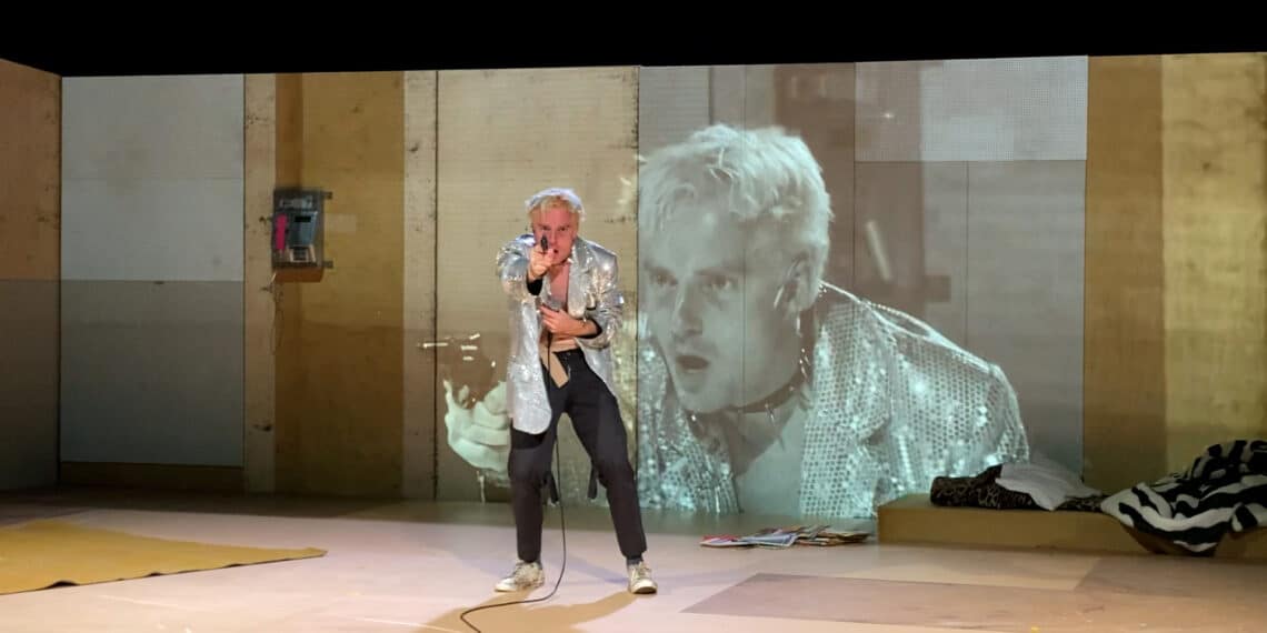 Nieuwe, rauwe versie van Hamlet met punkjas en puntketting in Haarlems theater
