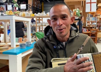 Dakloze Ahmed bedolven onder reacties na diefstal accordeon: “Ik ben heel blij”