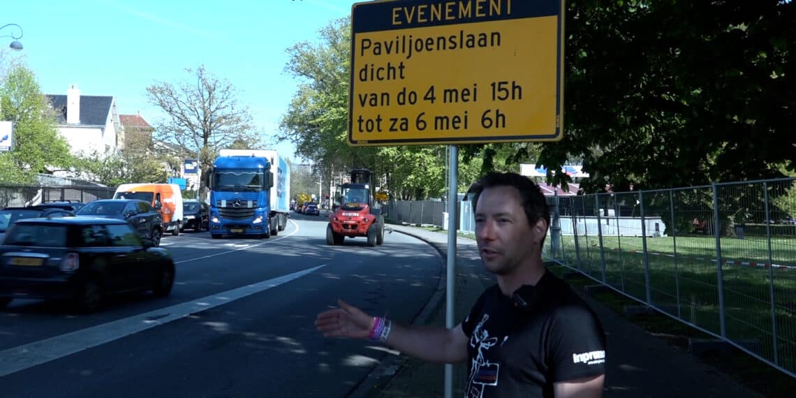 Feestelijke afsluiting: weggebruikers reageren vrolijk op vrijwilligers Bevrijdingspop