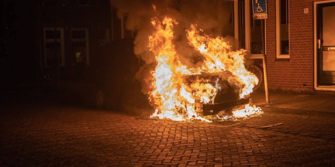 Opnieuw autobrand in Haarlem: politie onderzoekt verband eerdere branden