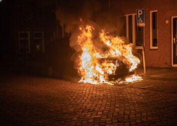 Opnieuw autobrand in Haarlem: politie onderzoekt verband eerdere branden