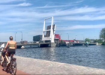 Stremming Waarderbrug vanwege hitte: Verkeershinder tot woensdag verwacht