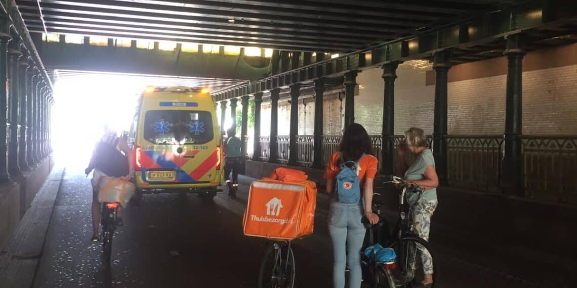 Vrouw lelijk ten val in spoorviaduct op de Kruisweg