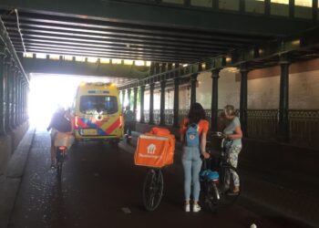 Vrouw lelijk ten val in spoorviaduct op de Kruisweg