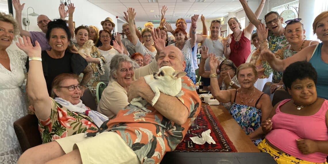 Feestzanger Dick Treesie strijdt voor het behoud van huiskamer in Haarlem Oost: “Het gaat niet om mij, maar om de mensen in de wijk”