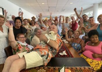 Feestzanger Dick Treesie strijdt voor het behoud van huiskamer in Haarlem Oost: “Het gaat niet om mij, maar om de mensen in de wijk”