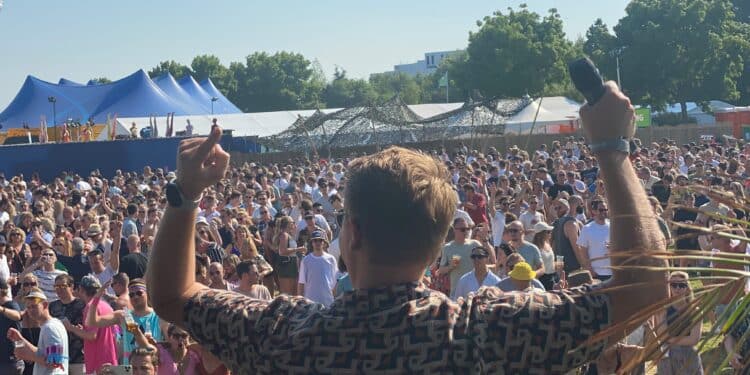 Veerplas MC Barry Huis Mc Barry Huis warmt het publiek op - Haarlem105 / Maurice Blaauw