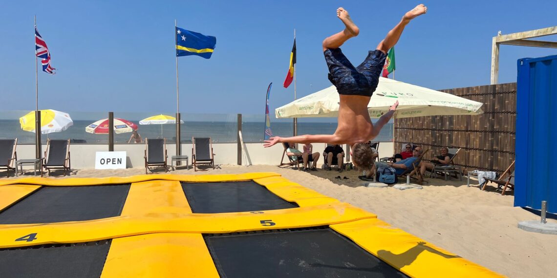 Trampolinepark Bloemendaal weer open na brand: “Soms is rock bottom je trampoline, en wij veren weer op”