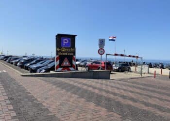 Een grote autoparade door Zandvoort: “Geen parkeerplaats te vinden”